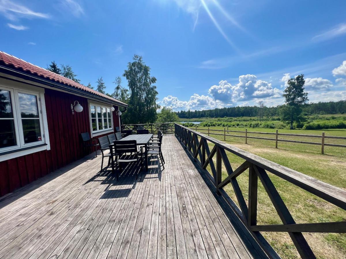 Idylliskt Hus Med Sjoeutsikt. Villa Osthammar Exterior photo