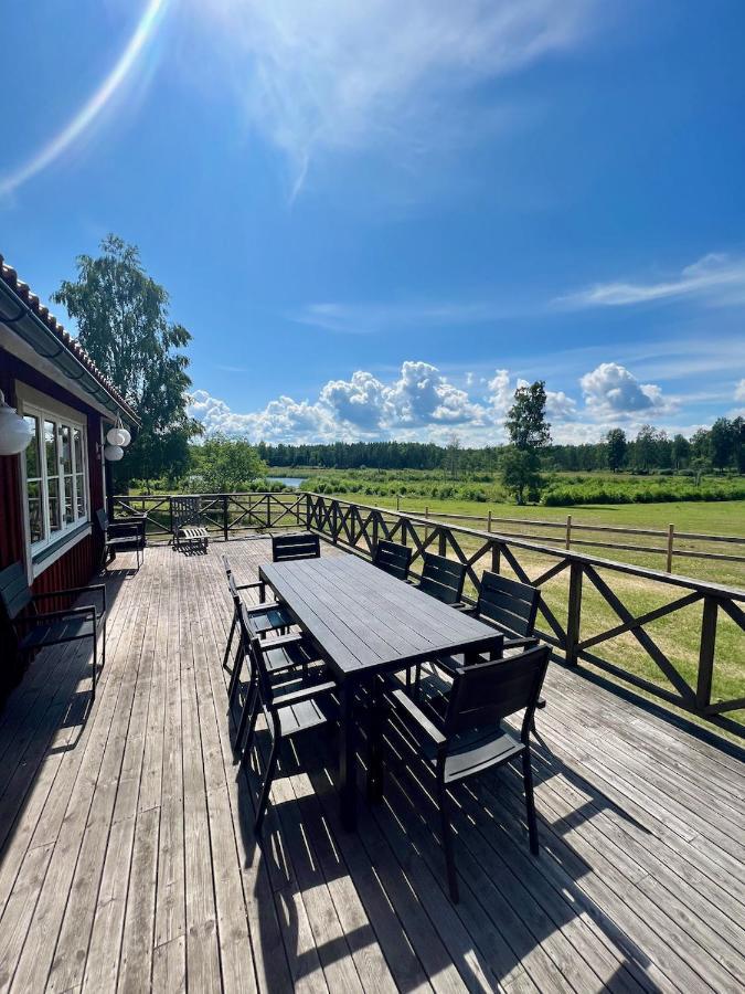 Idylliskt Hus Med Sjoeutsikt. Villa Osthammar Exterior photo