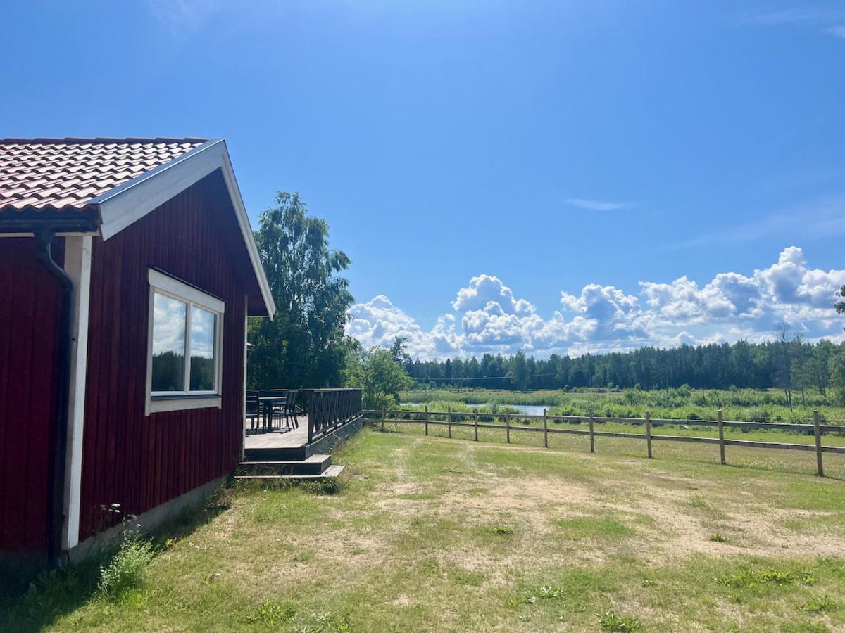 Idylliskt Hus Med Sjoeutsikt. Villa Osthammar Exterior photo
